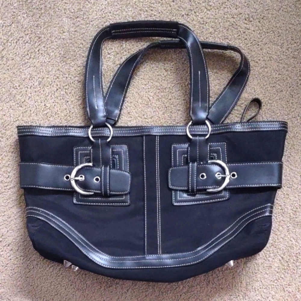 Black purse / Tote inside pockets and zipper closure, metal detail